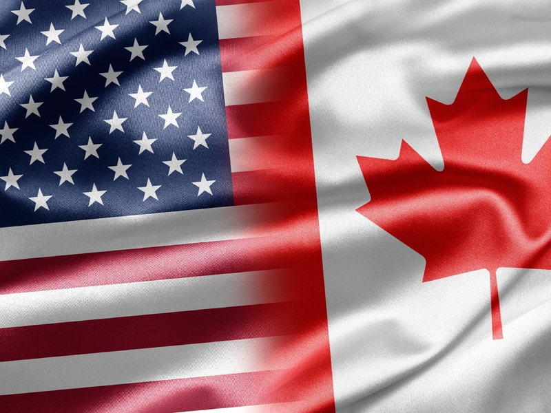 Les drapeaux du Canada et des États-Unis côte à côte