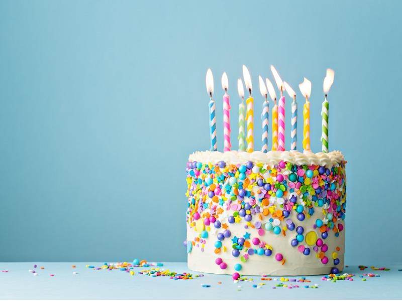Un cadeau d'anniversaire avec plusieurs bougies dessus.