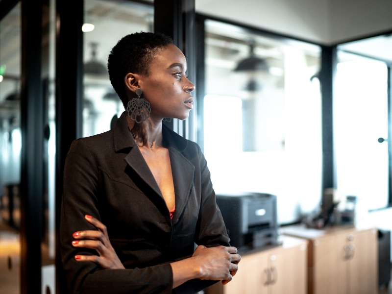 Une femme noire dans un bureau.